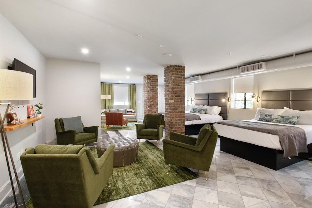 The Present Hotel Quadruple Room 101 3