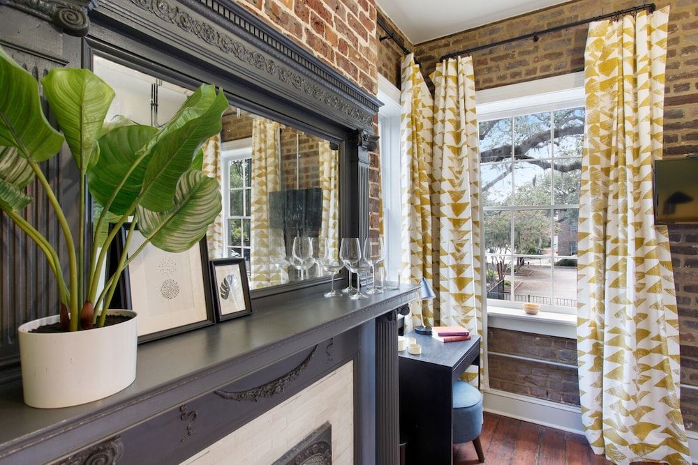 The Present Hotel Queen Room 203 4