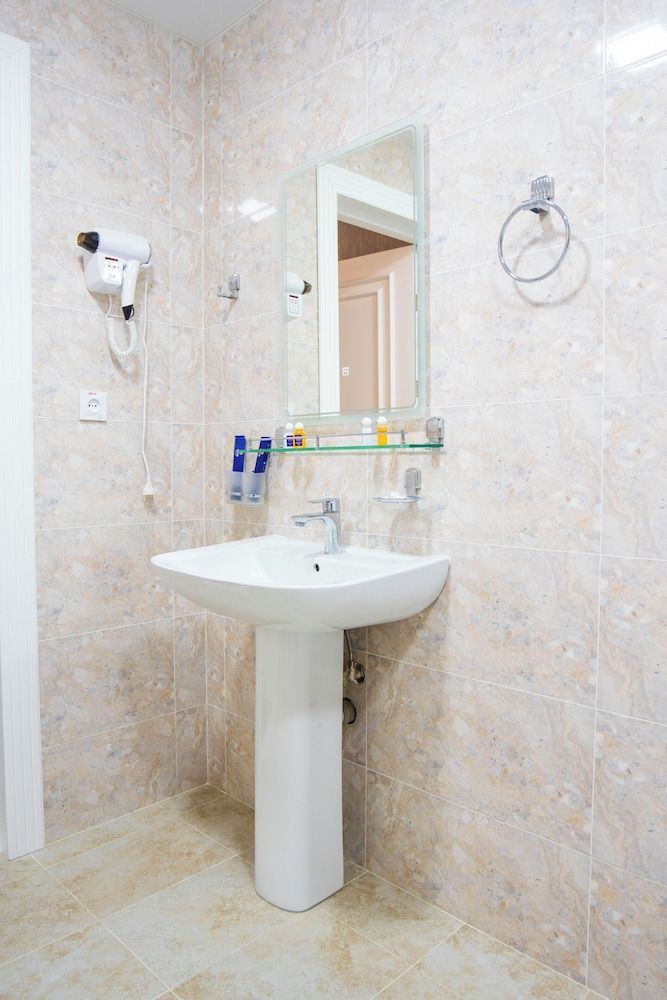 AirPlaza Hotel Family Quadruple Room, Balcony, Garden View 4