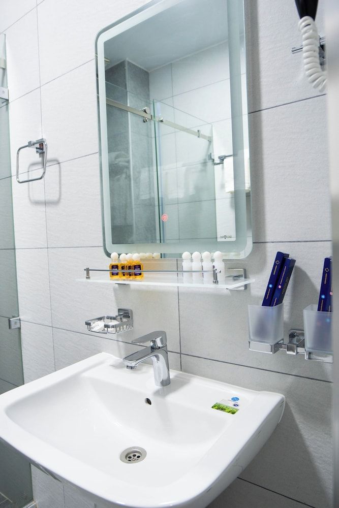 AirPlaza Hotel Deluxe Double or Twin Room, Balcony, Garden View 5