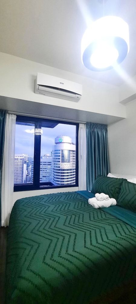 CitySkyline View 53F-Air Residences City Apartment, 1 Queen Bed with Sofa bed, Kitchen 4