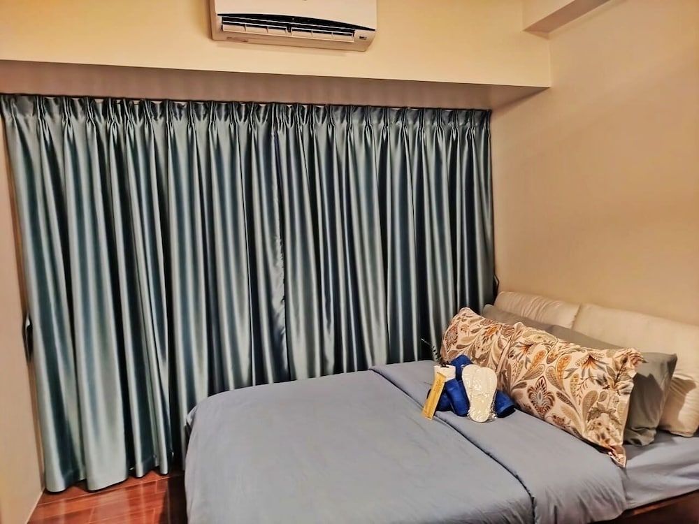 CitySkyline View 53F-Air Residences City Apartment, 1 Queen Bed with Sofa bed, Kitchen