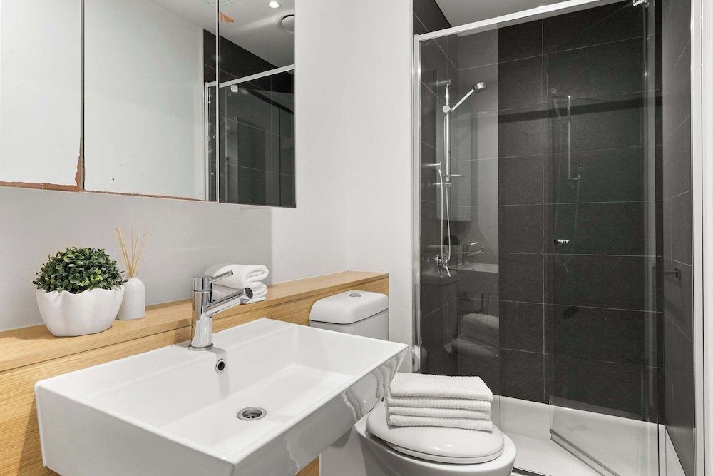 Pet-friendly 2BR Near Southern Cross, Free Parking Apartment (2 Bedrooms) 11