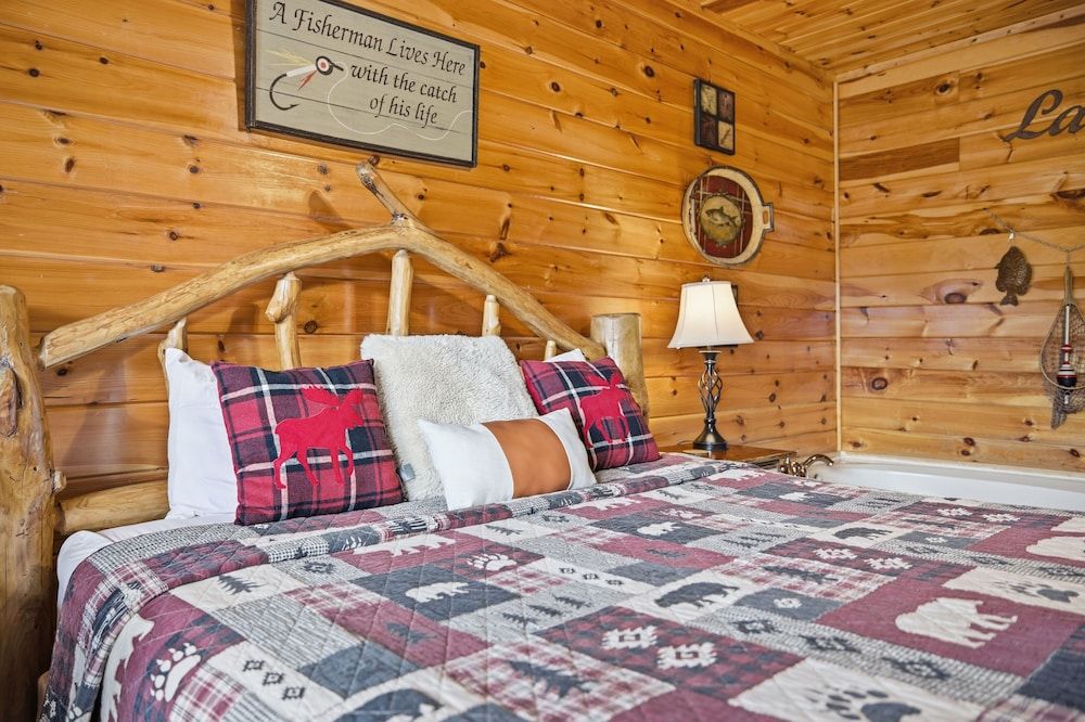 Knotty But Nice 4 Bedroom Home House, 4 Bedrooms 12