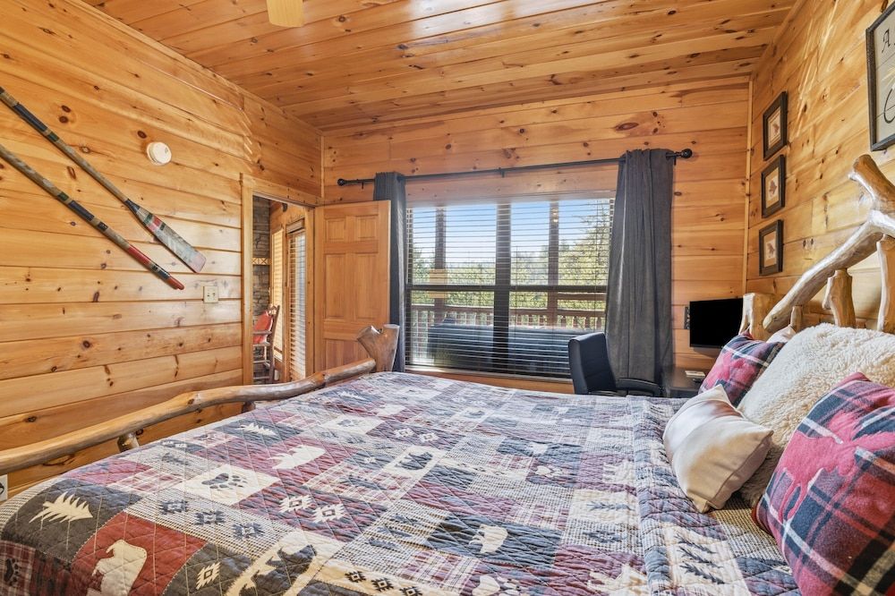 Knotty But Nice 4 Bedroom Home House, 4 Bedrooms 9