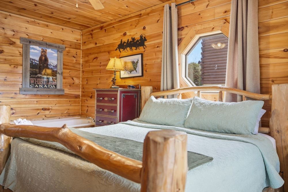 Knotty But Nice 4 Bedroom Home House, 4 Bedrooms 11