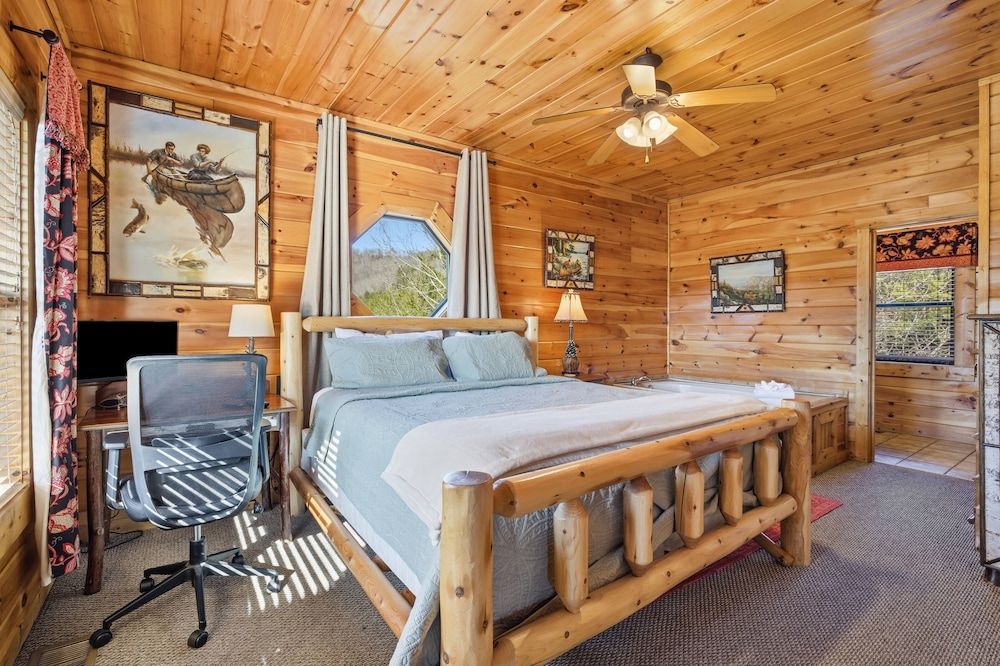 Knotty But Nice 4 Bedroom Home House, 4 Bedrooms