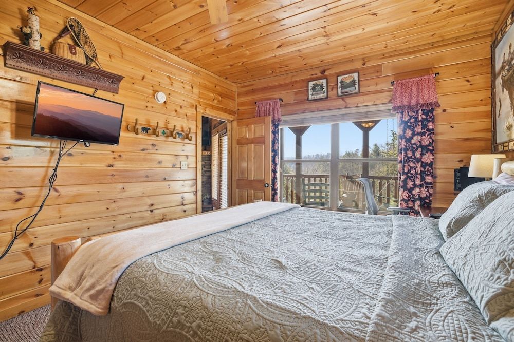 Knotty But Nice 4 Bedroom Home House, 4 Bedrooms 3