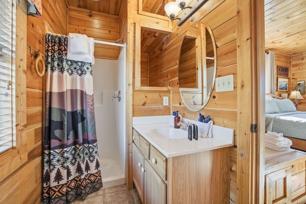 Knotty But Nice 4 Bedroom Home House, 4 Bedrooms 22