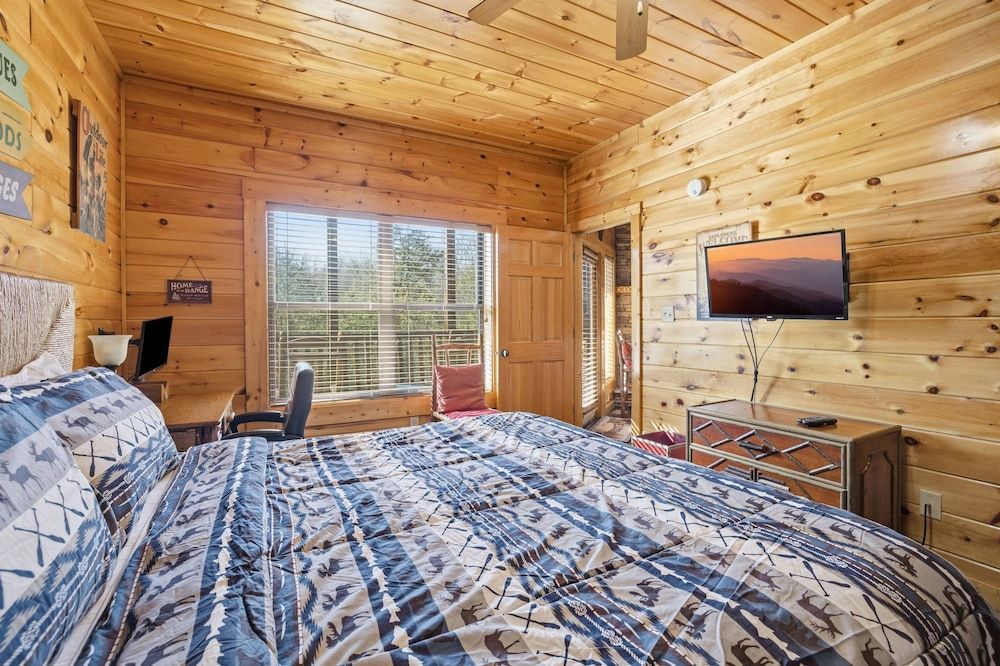 Knotty But Nice 4 Bedroom Home House, 4 Bedrooms 6