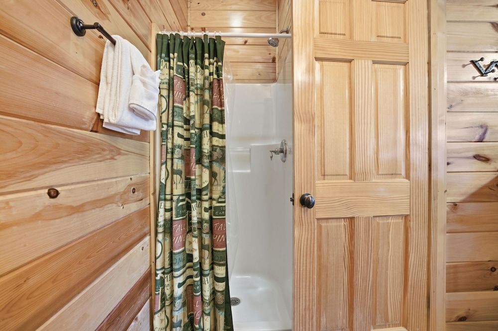 Knotty But Nice 4 Bedroom Home House, 4 Bedrooms 21