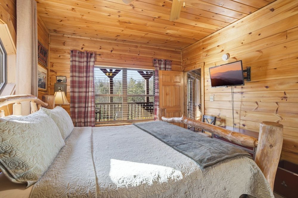 Knotty But Nice 4 Bedroom Home House, 4 Bedrooms 5