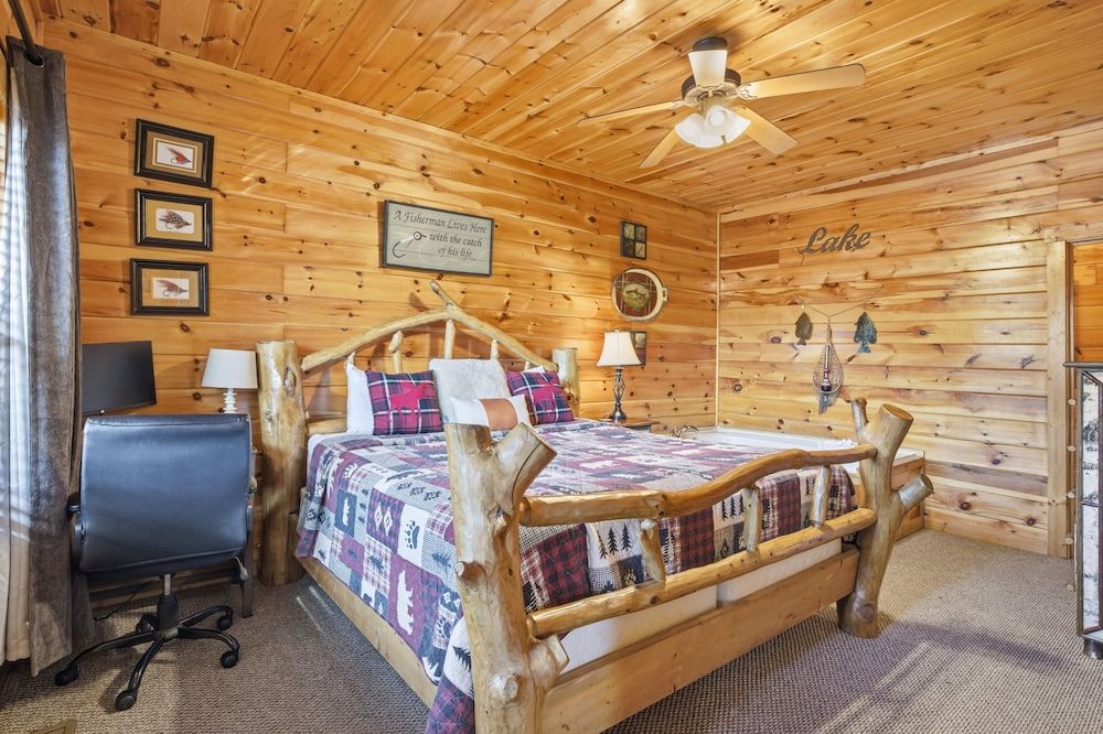 Knotty But Nice 4 Bedroom Home House, 4 Bedrooms 8