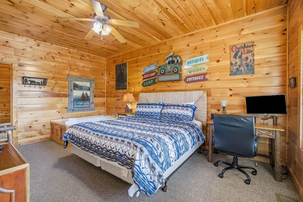 Knotty But Nice 4 Bedroom Home House, 4 Bedrooms 4