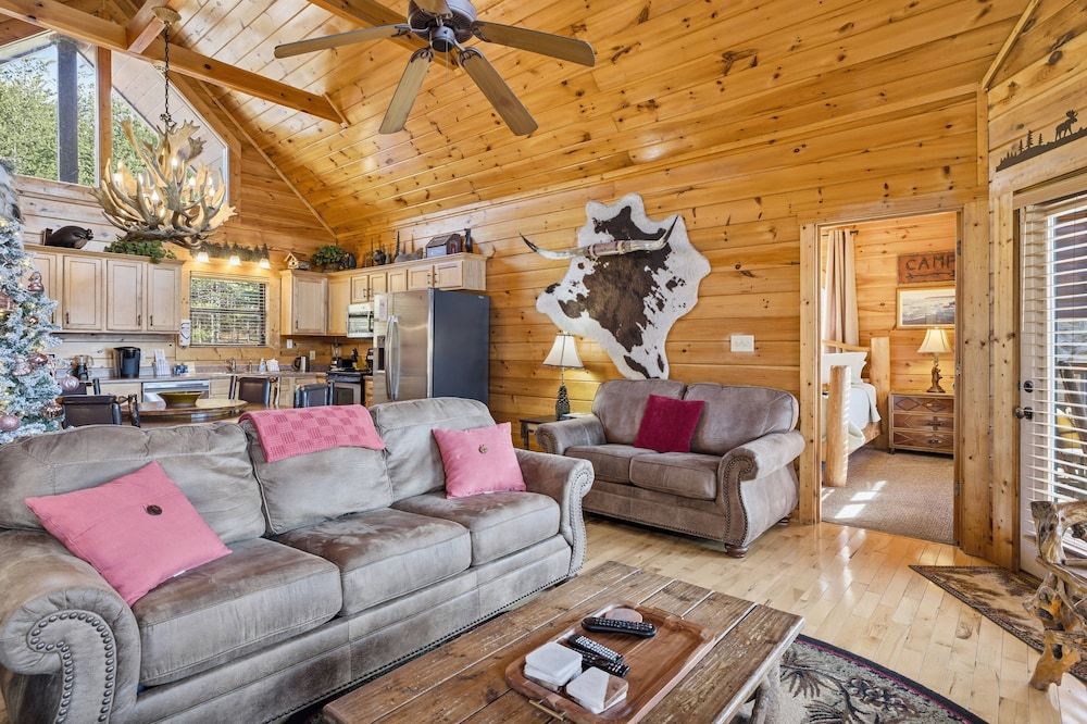 Knotty But Nice 4 Bedroom Home House, 4 Bedrooms 7