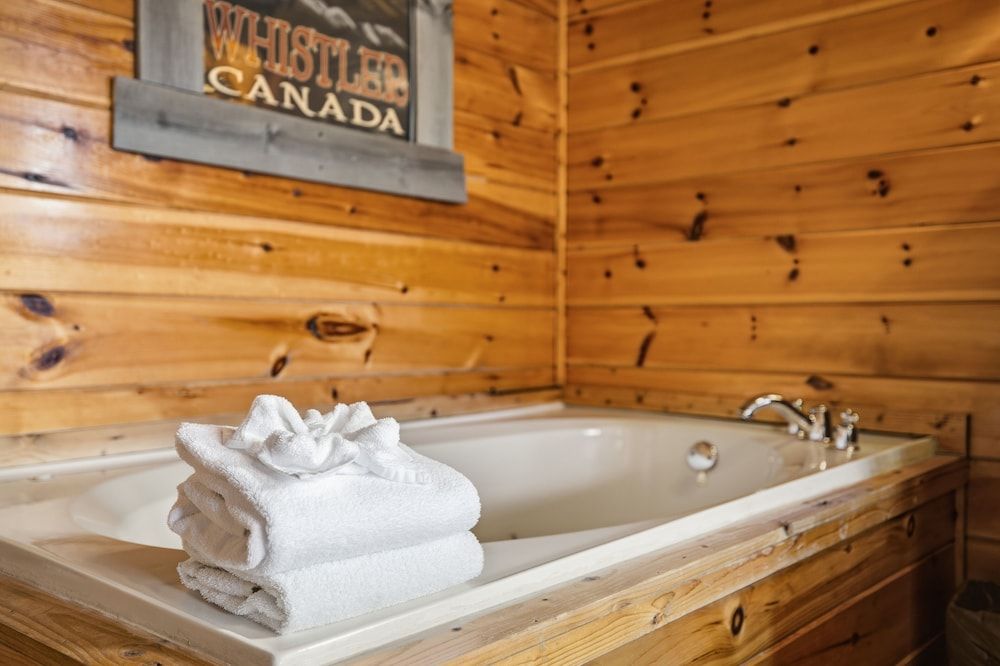 Knotty But Nice 4 Bedroom Home House, 4 Bedrooms 32