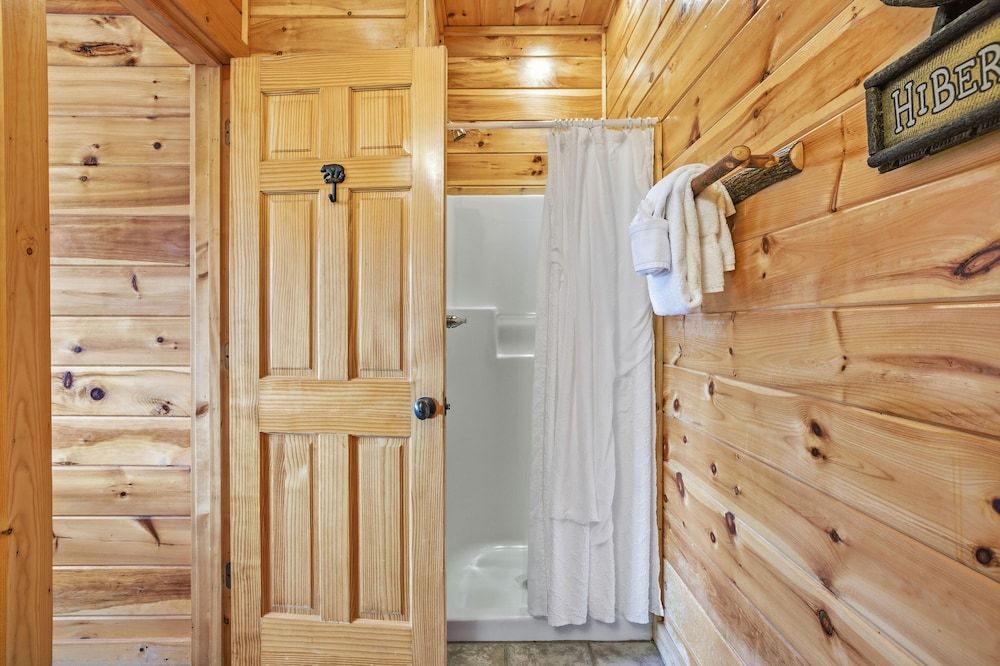 Knotty But Nice 4 Bedroom Home House, 4 Bedrooms 25