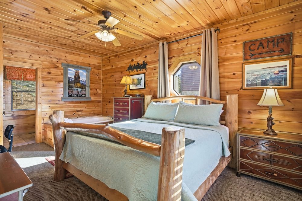 Knotty But Nice 4 Bedroom Home House, 4 Bedrooms 2