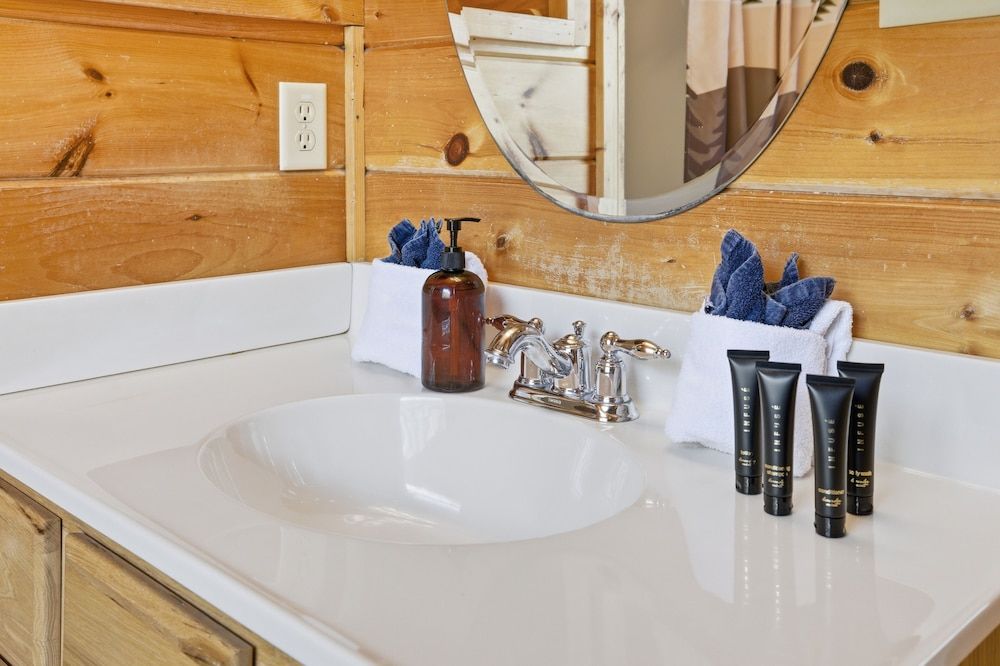 Knotty But Nice 4 Bedroom Home House, 4 Bedrooms 26