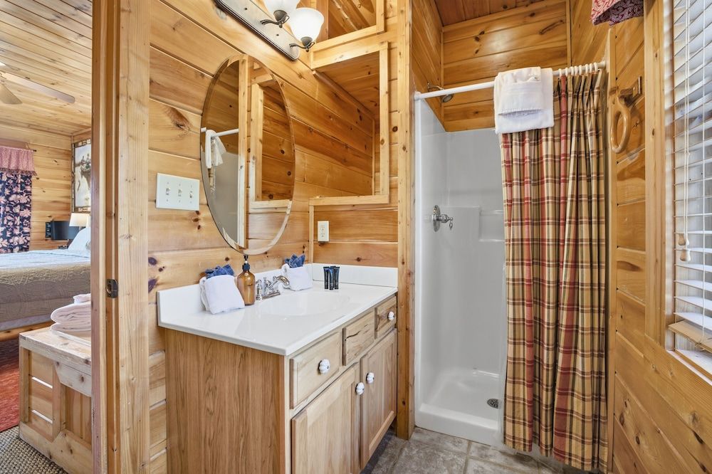 Knotty But Nice 4 Bedroom Home House, 4 Bedrooms 20