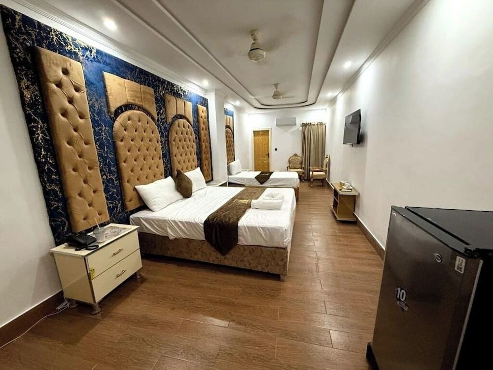 Grand Royal Hotel Deluxe Triple Room, City View