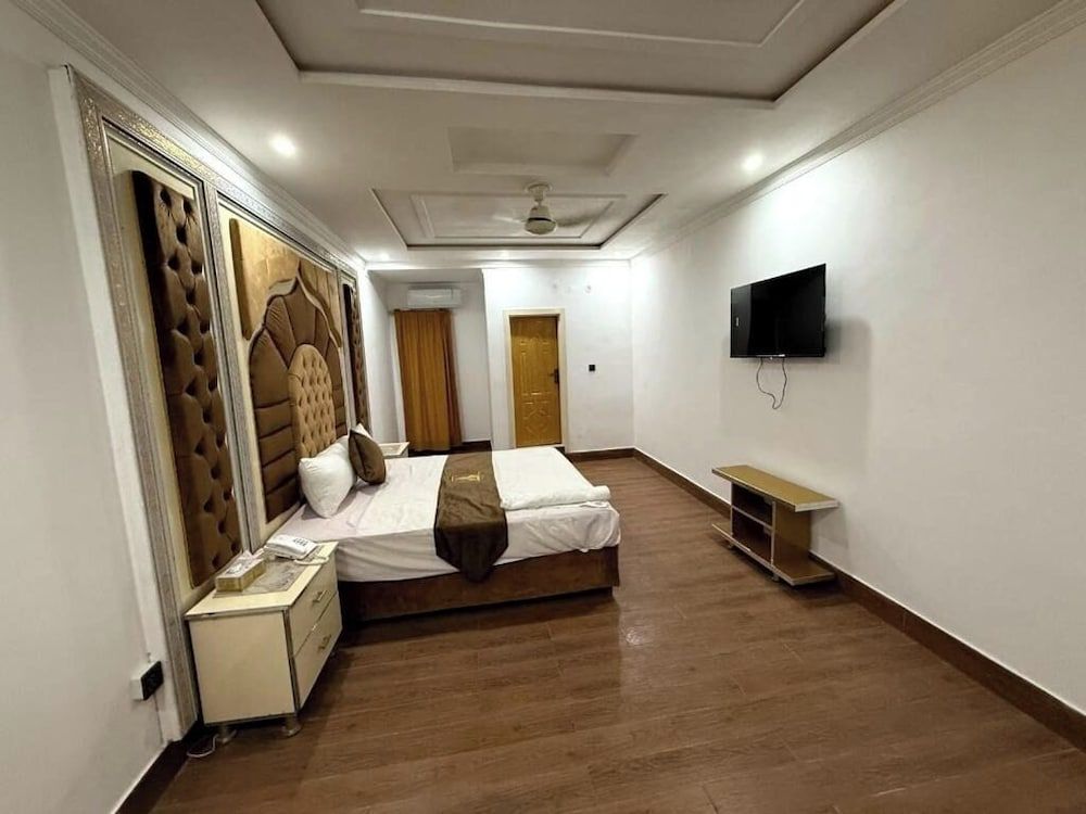 Grand Royal Hotel Deluxe Double or Twin Room, City View 4