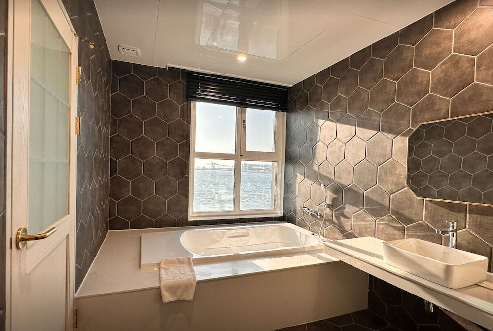 Restia Incheonbay Hotel Royal Suite, River View, 2 Free Parking 8