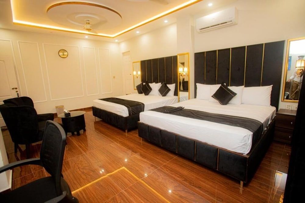 Hotel White Seasson managed by Zaheer Masih Luxury Quadruple Room