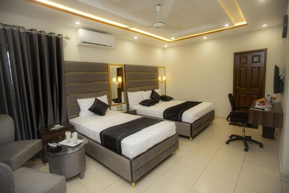 Hotel White Seasson managed by Zaheer Masih Deluxe Twin Room, Garden View 2
