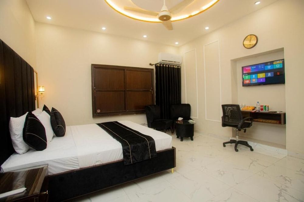 Hotel White Seasson managed by Zaheer Masih Deluxe Double Room, City View 3