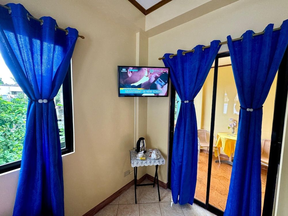 Ocean Breeze Inn Boracay Standard Triple Room, Balcony 6