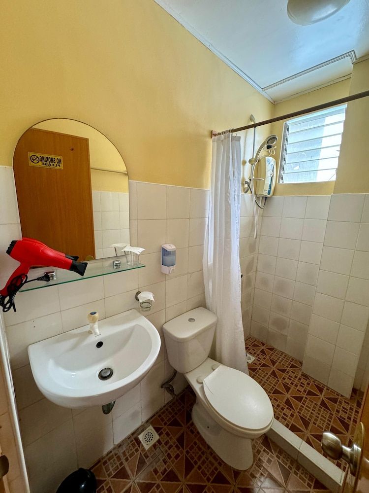 Ocean Breeze Inn Boracay Standard Triple Room, Balcony 5