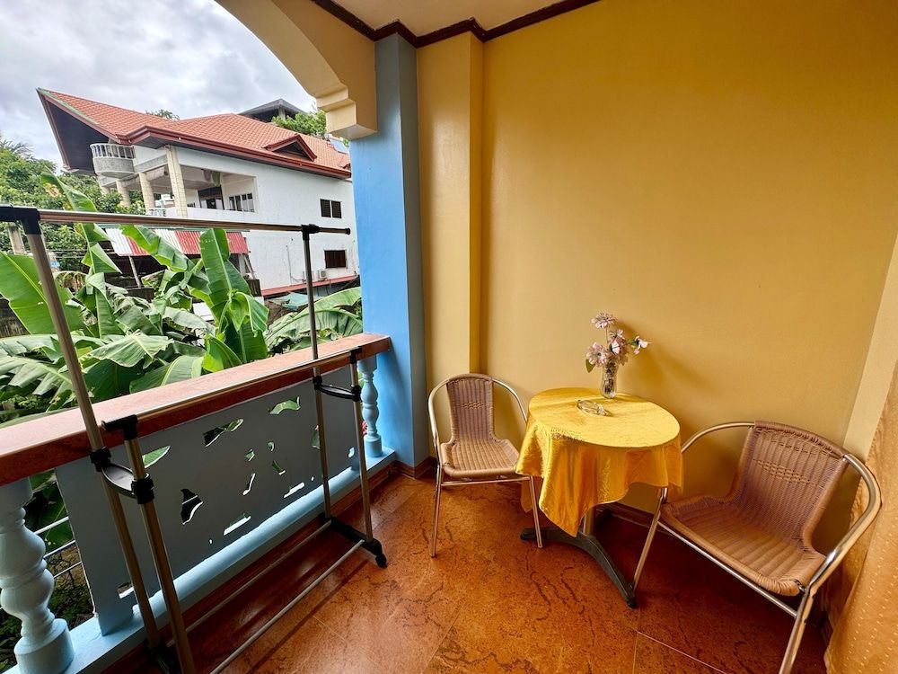 Ocean Breeze Inn Boracay Standard Triple Room, Balcony 4