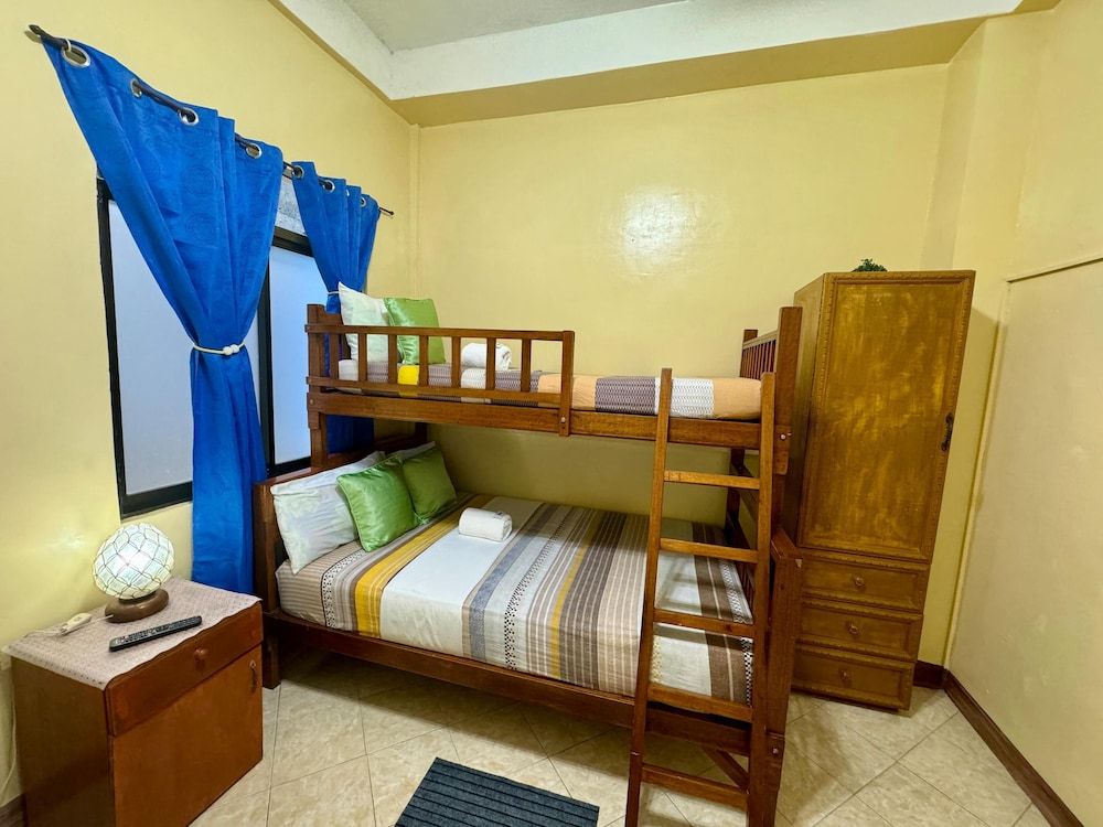 Ocean Breeze Inn Boracay Standard Quadruple Room, Balcony 4