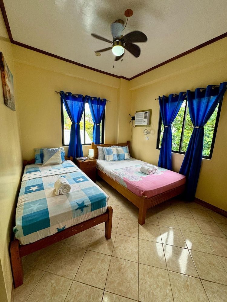Ocean Breeze Inn Boracay Standard Triple Room, Balcony 2