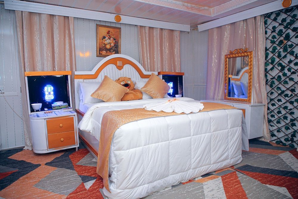 AFRIKANDO ROYAL CASTLE Luxury Room 3