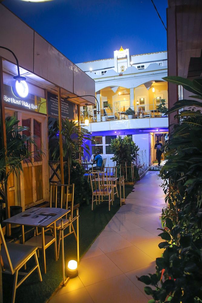 AFRIKANDO ROYAL CASTLE