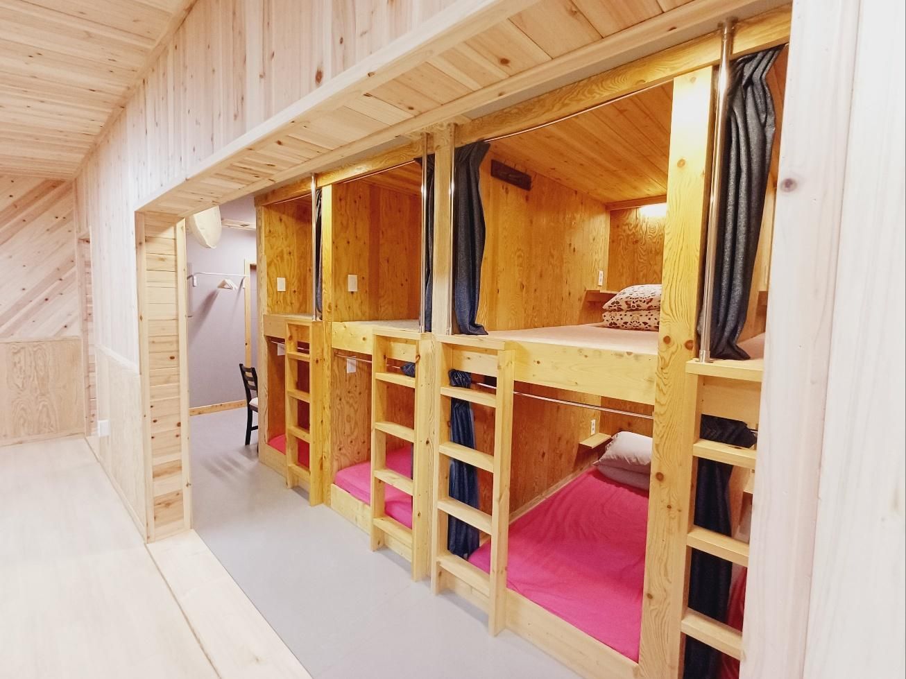 Hardy's B&B Capsule Bunk Bed - Non-Smoking 2