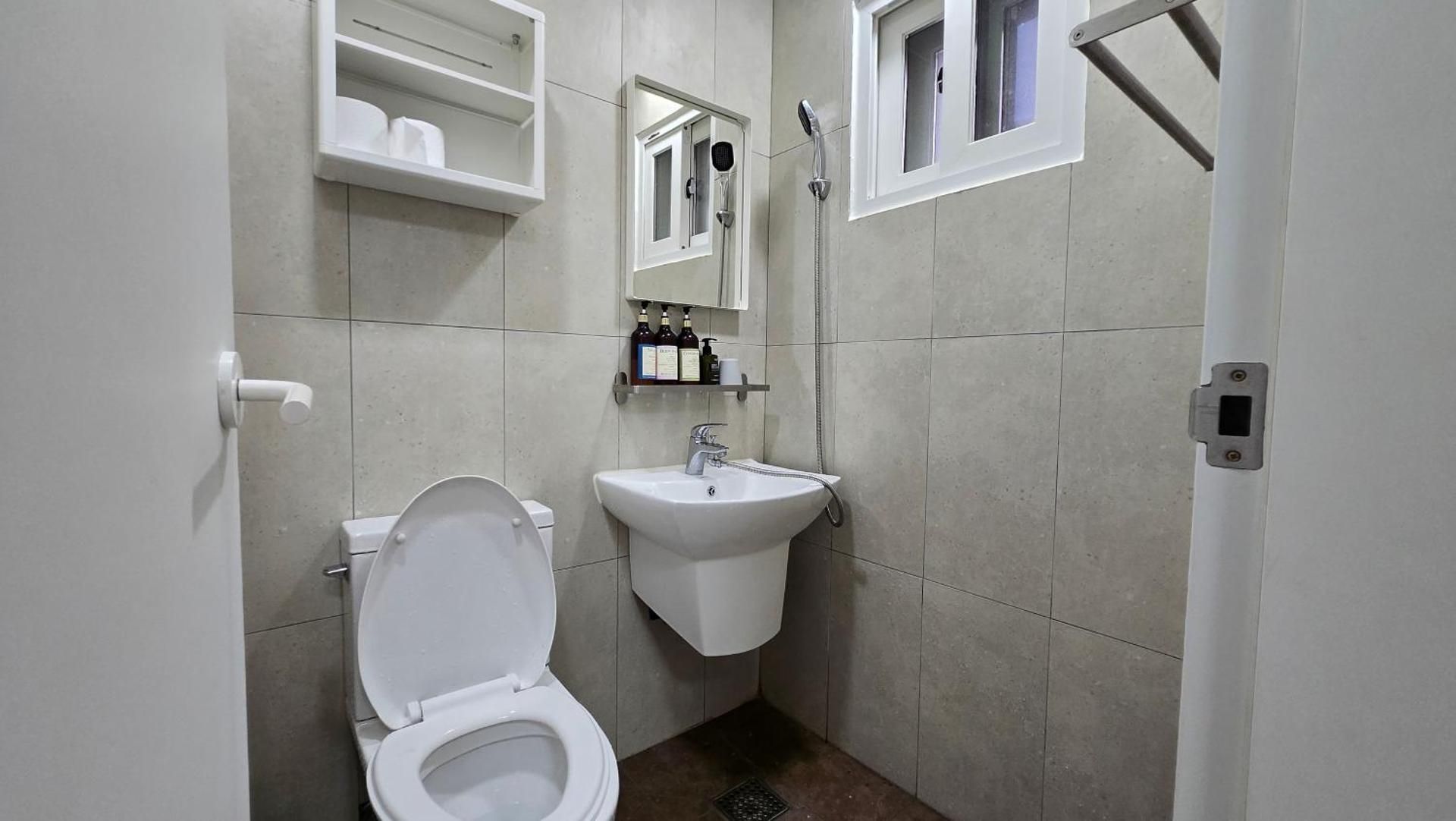 Rare House Family Room with Shower