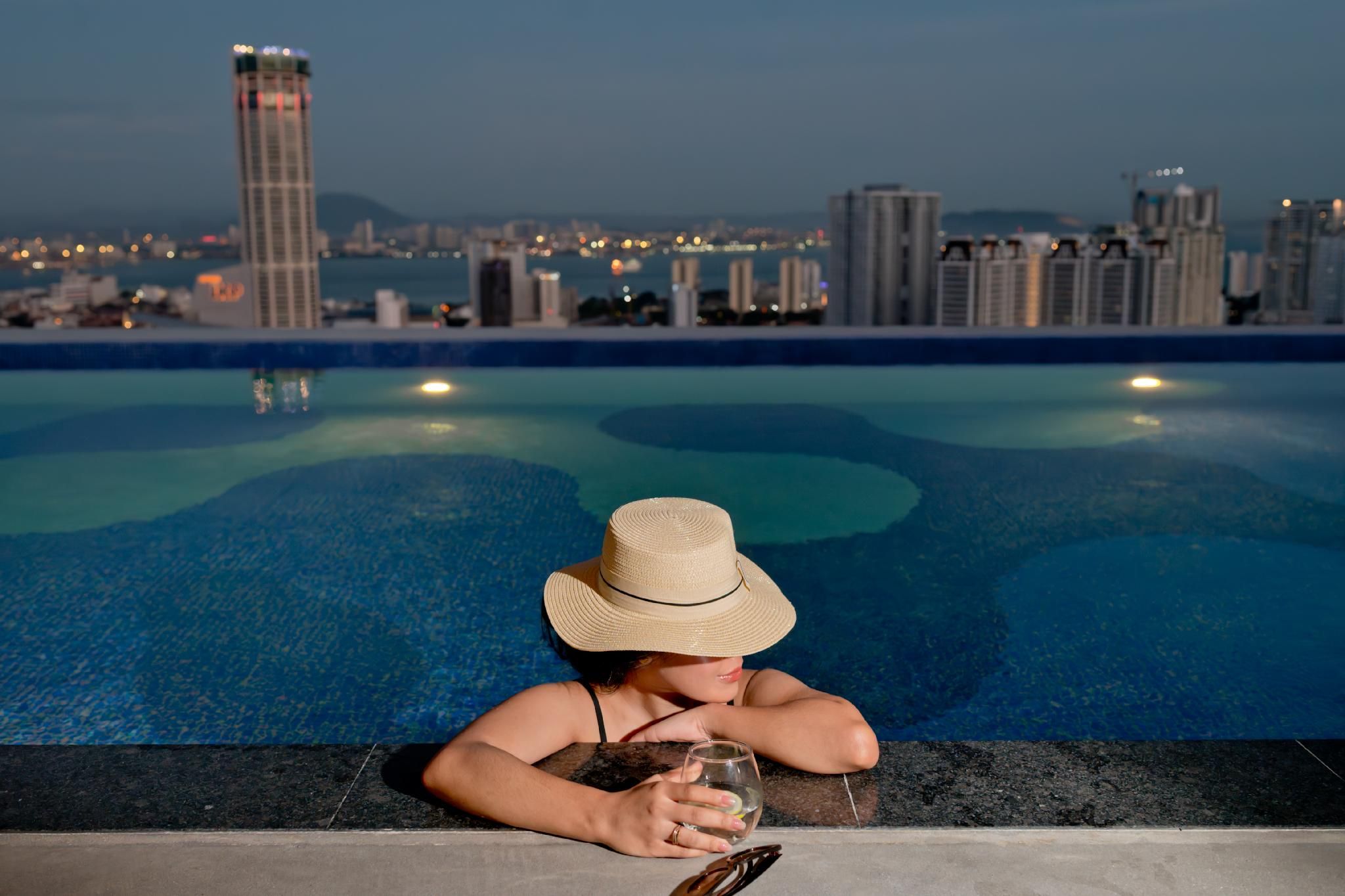 Swimming pool [outdoor]