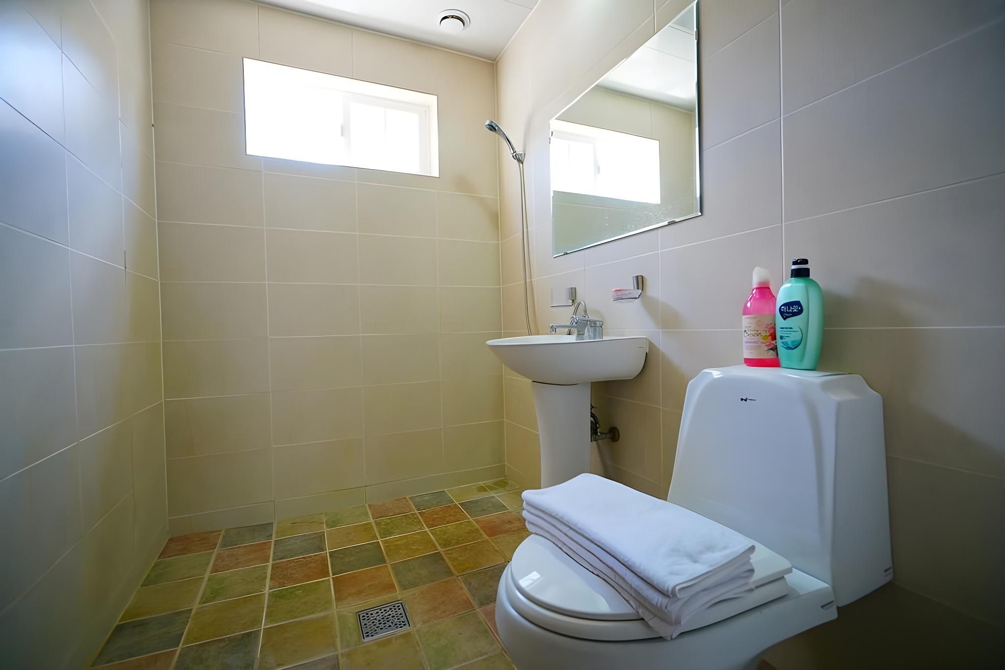 Haechan Sol Pension Building B, Room 104 3