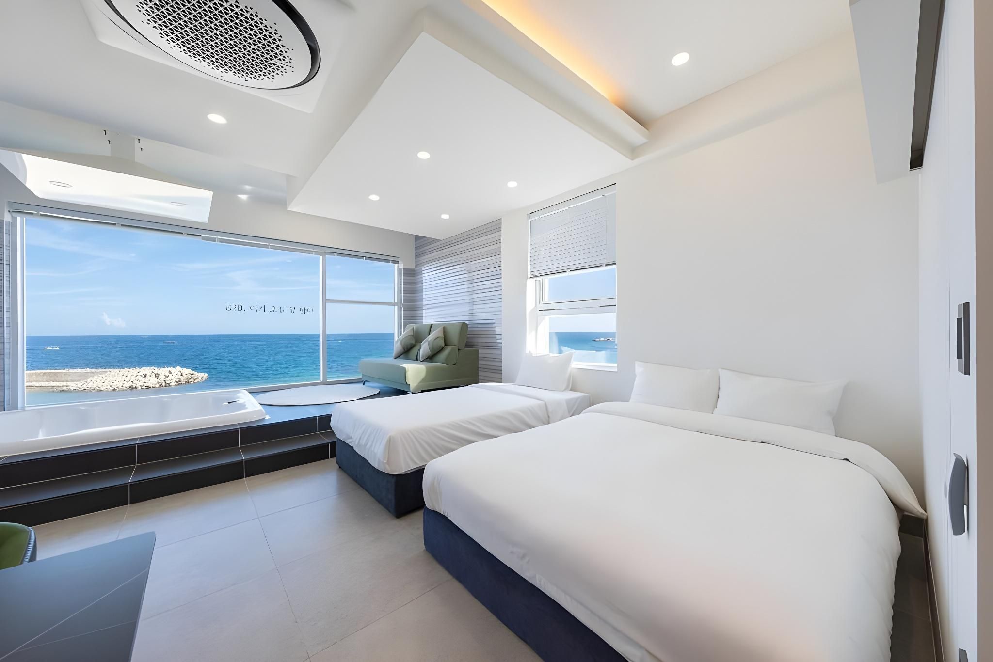 Sokcho 828 Spa Pension Room 402 (Ocean View, Family Twin)