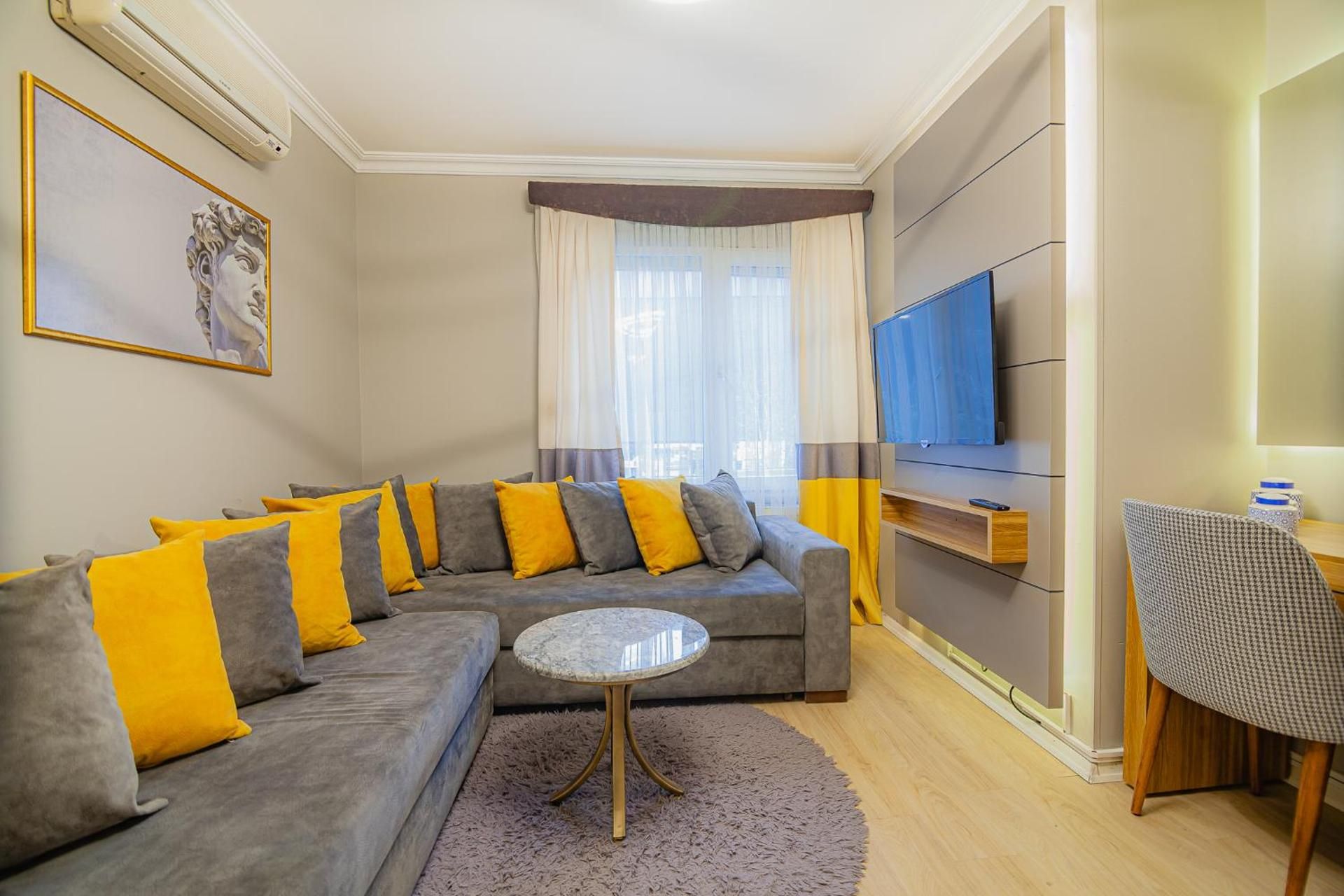 La Palace Exclusive Design Three-Bedroom Apartment Suite 3