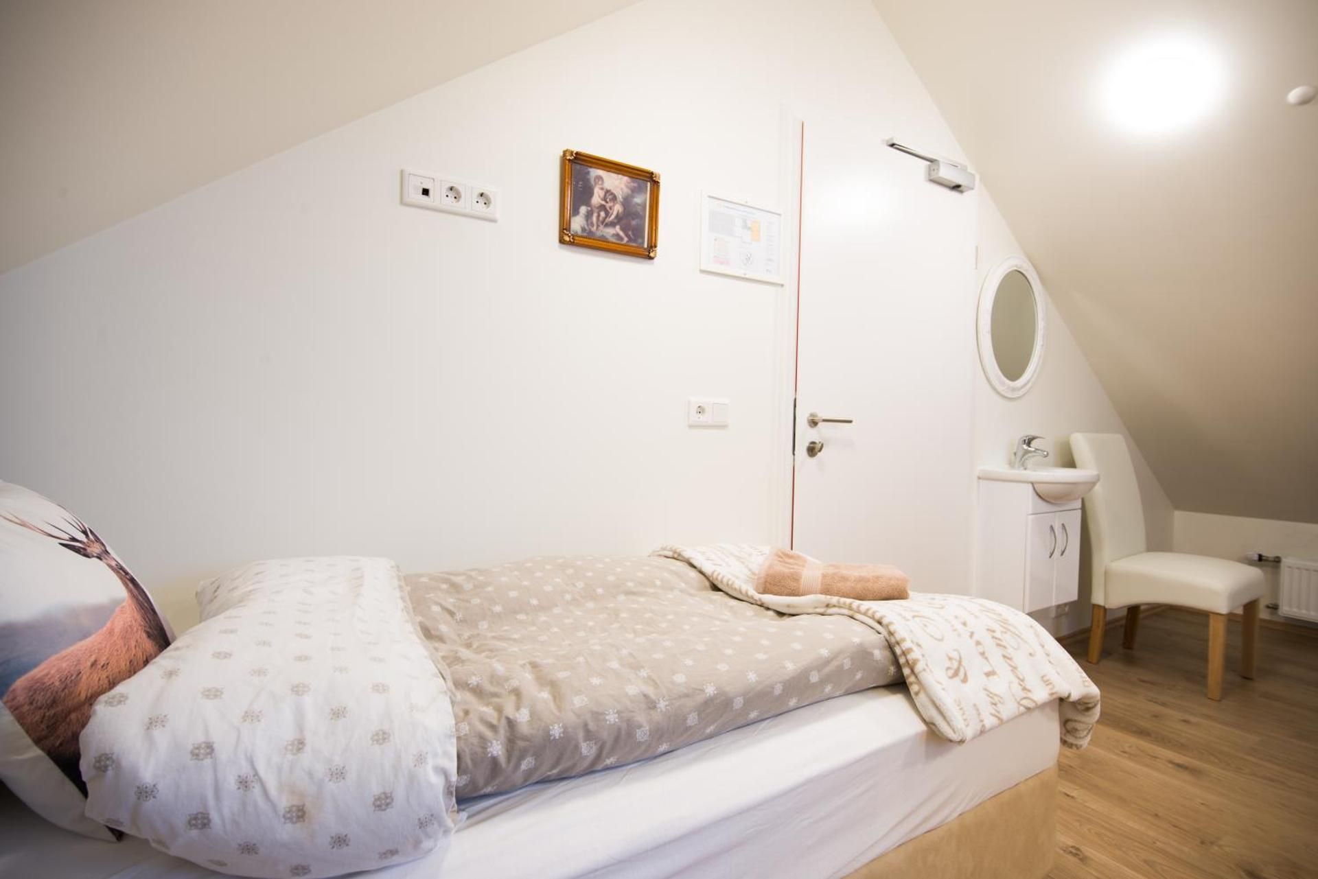 Guesthouse Grund Twin Room with Shared Bathroom 5