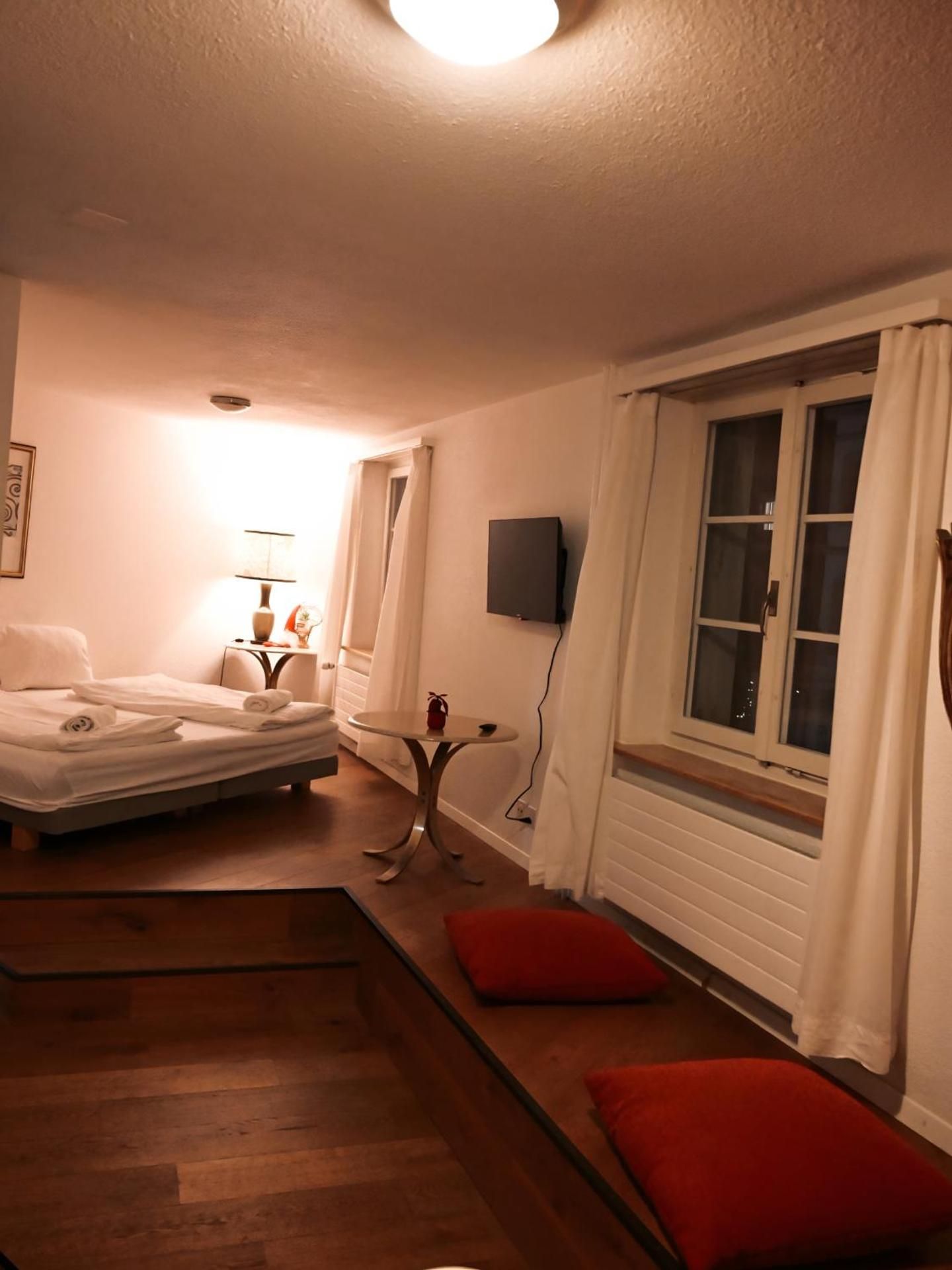 KB CityRooms Self-Check-In Deluxe Queen Room 2