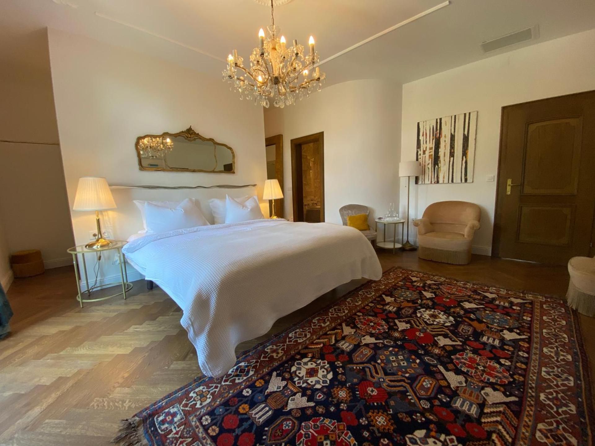 King Suite with Pool View