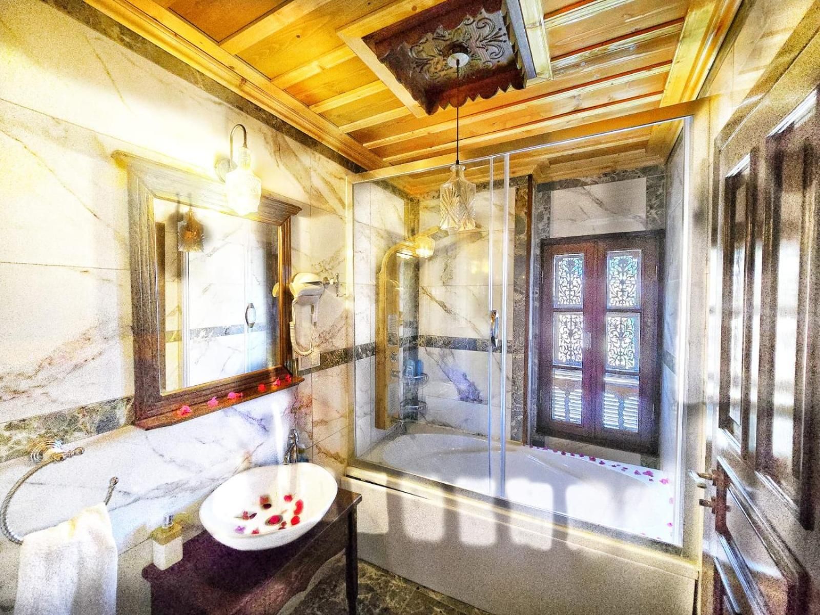 SIRINCEM PLUs Deluxe Double Room 2