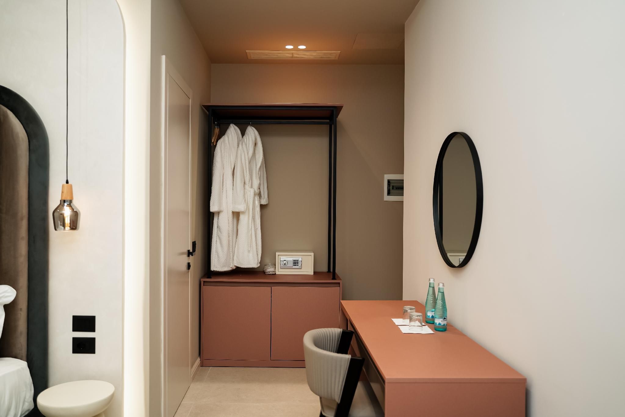 Diamar Suites Deluxe Triple Room 8