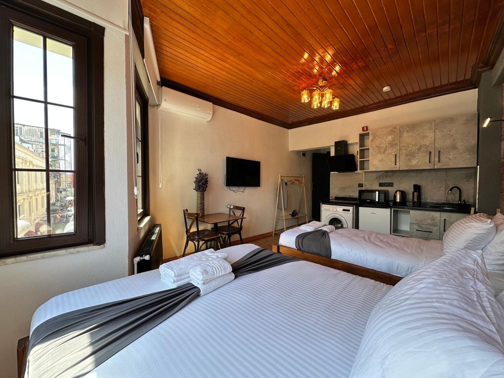 MorAgop Suites Deluxe Triple Room 7