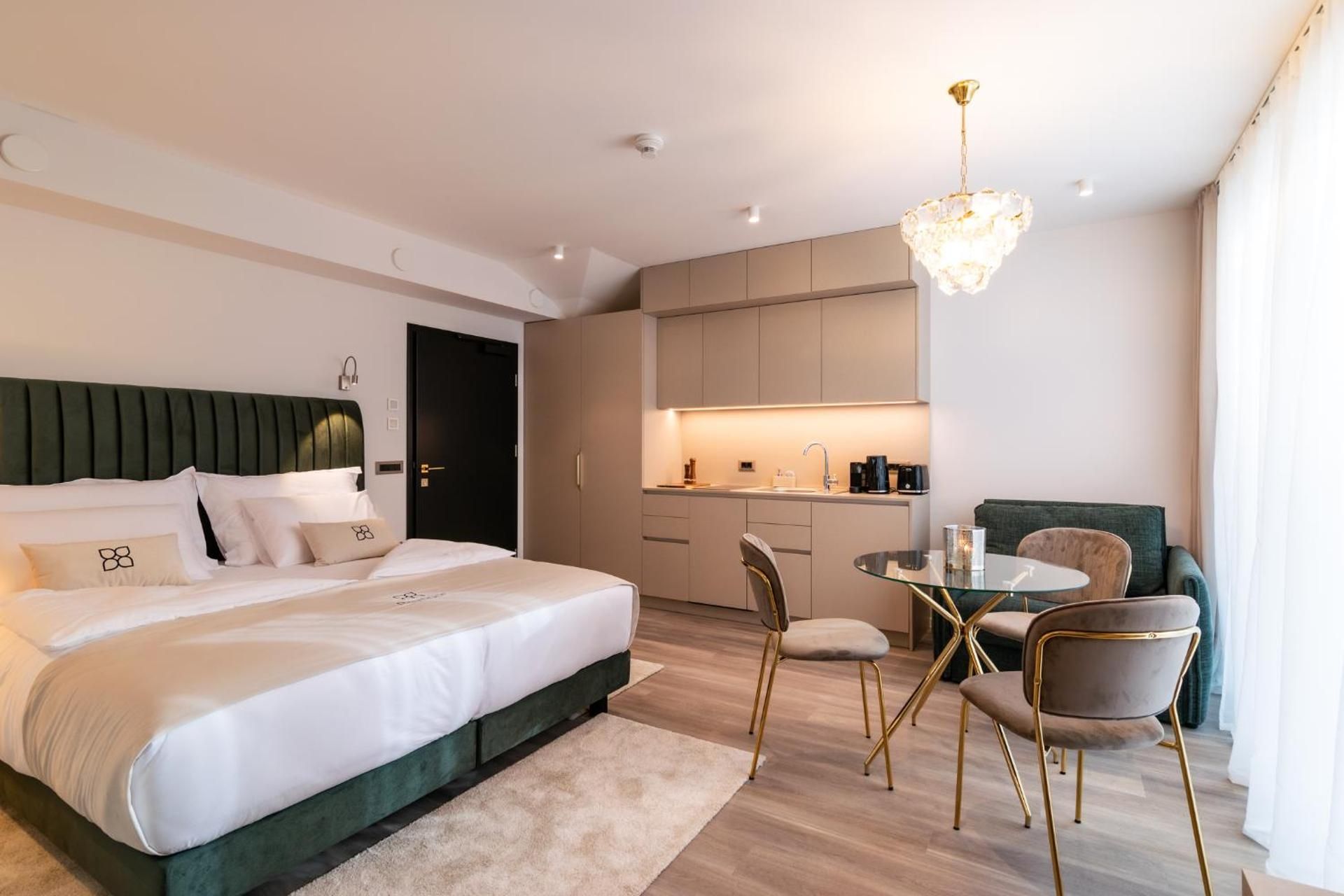 Cube - Superior Triple Studio (Basement)